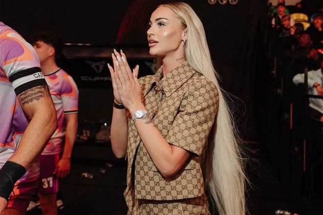 ФОТО. Секси-менеджер. Самая красивая футболистка мира в роли тренера