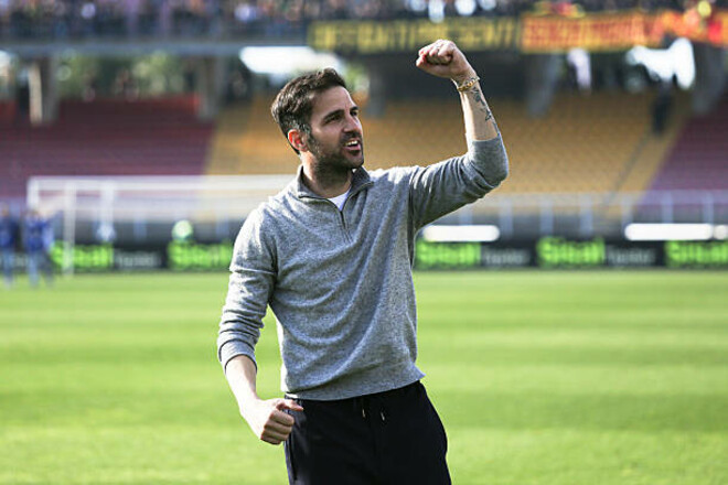 Легенда Барселоны останется тренером Комо, несмотря на интерес топ-клубов