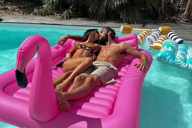 ФОТО. У екс-нападника Ліверпуля нова гаряча дівчина. Він шаленіє від неї