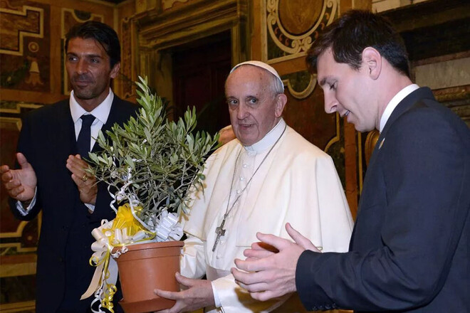 ФОТО. Що подарував Ліонель Мессі Папі Римському Франциску?