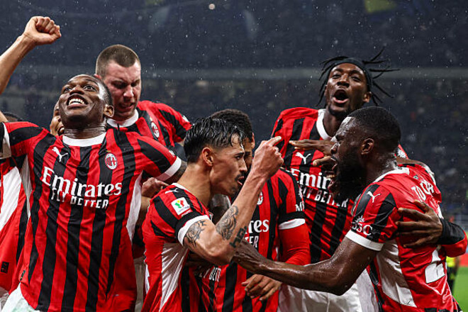 Миланское дерби в этом сезоне полностью раскрашено в красно-черные цвета