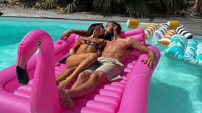 ФОТО. У екс-нападника Ліверпуля нова гаряча дівчина. Він шаленіє від неї