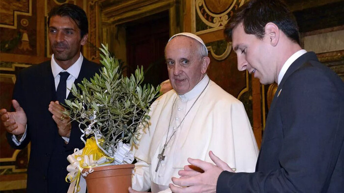 ФОТО. Что подарил Лионель Месси Папе Римскому Франциску?