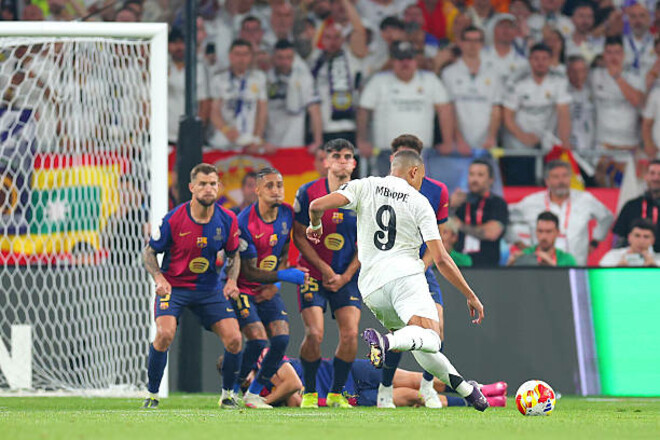 ВИДЕО. Мбаппе впервые в карьере забил со штрафного, сравняв счет с Барсой