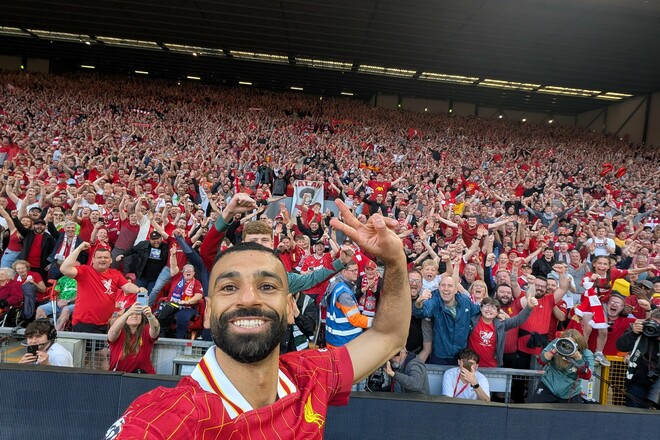 ФОТО. Святкував тріумф із фанатами та партнерами. Чемпіонське фото Салаха