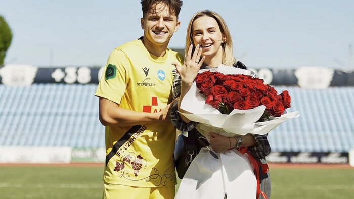 ФОТО. Український футболіст зробив пропозицію прямо на полі. Милота дня