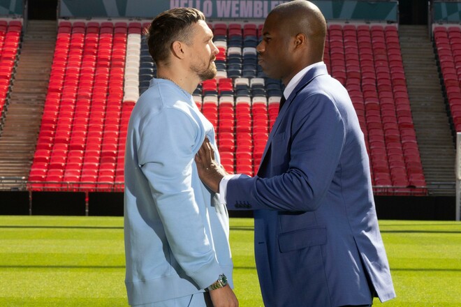 Известно, что сказал Дюбуа Усику после того, как его толкнул