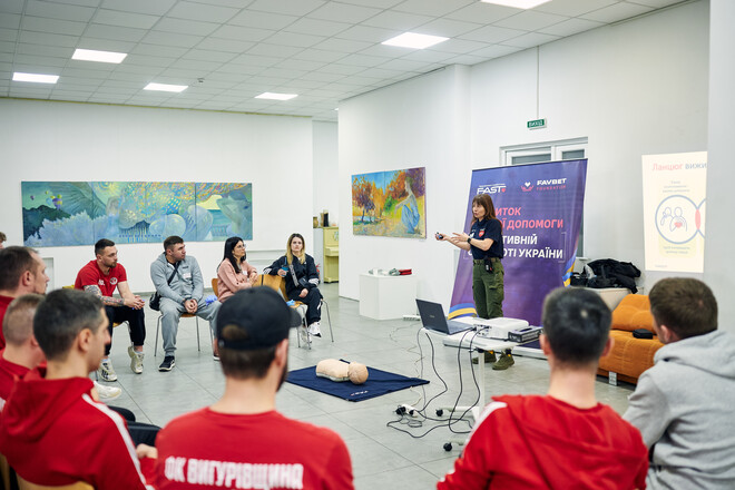 Рядом в критический момент: тренеры осваивают навыки оказания помощи детям