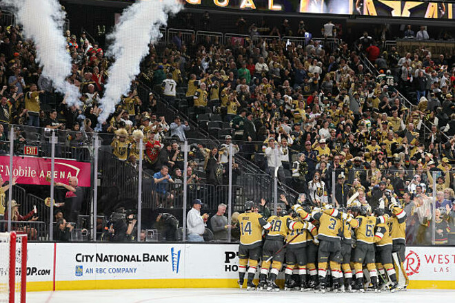 Вегас оформил юбилейную победу в своем 100-м матче плей-офф НХЛ