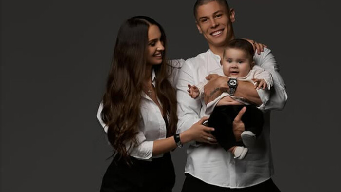 ФОТО. Денис Попов вперше показав новонародженого сина. Схожий на тата