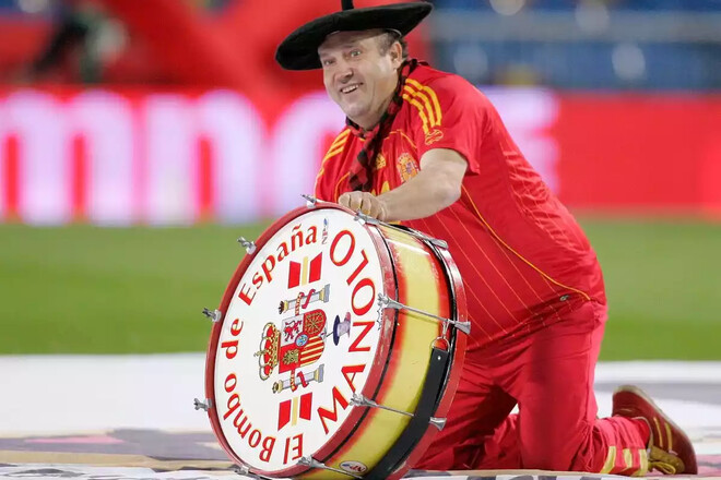 Задавал ритм на стадионе. В Испании умер известный фанат Маноло-барабанщик