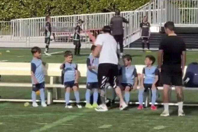 ВІДЕО. Мессі здивував своїм вчинком. Він підійшов до суперників свого сина