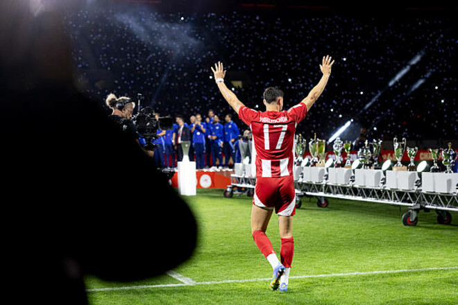 Яремчук з українським прапором. Олімпіакосу вручили трофей чемпіона Греції