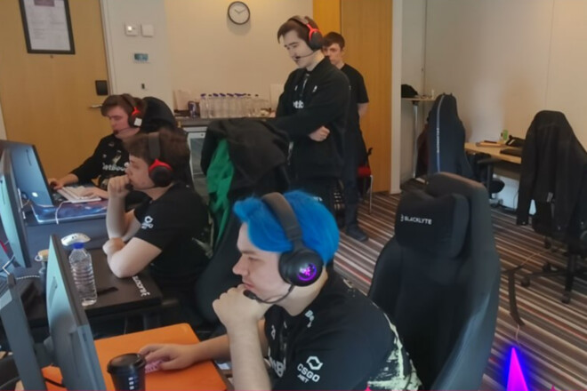 ФОТО: Yatoro покрасил волосы в синий цвет