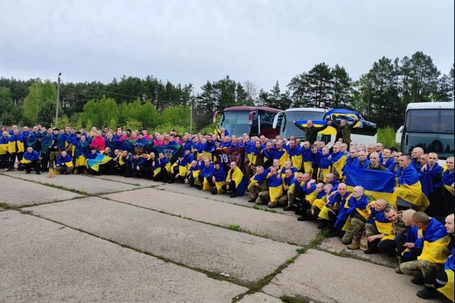 ФОТО. Защитники Мариуполя и не только. Украина вернула из плена 205 человек