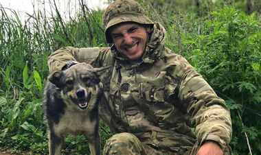 Схилимо голови. Він полетів до побратимів, в оточений ворогом Маріуполь