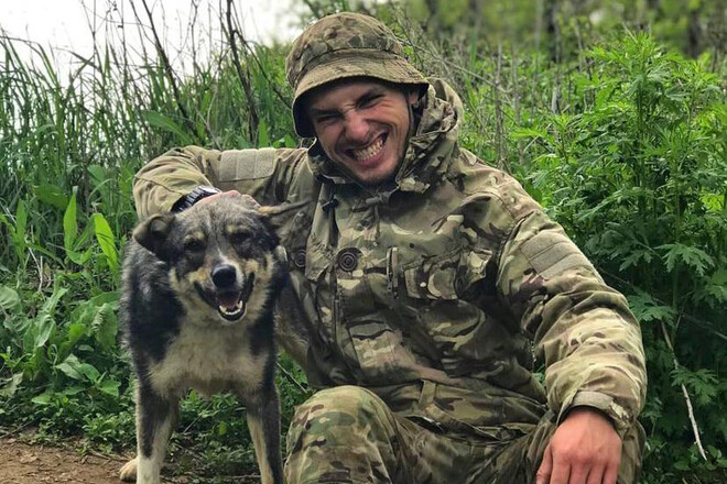 Схилимо голови. Він полетів до побратимів, в оточений ворогом Маріуполь