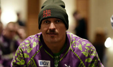 Коту подарили кота. Болельщики встретили Усика оригинальным подарком