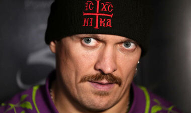 ВИДЕО. Вот это прибытие. Усик поразил фанов стильным видом перед реваншем