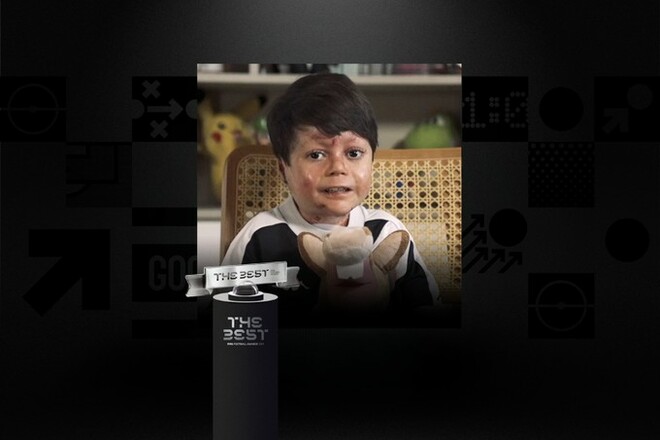 Награду FIFA Fan Award получил подросток из Бразилии. Чем он известен?