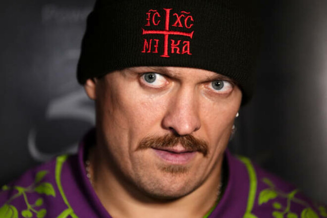 ВІДЕО. Ефектне прибуття. Усик вразив фанів стильним костюмом перед реваншем