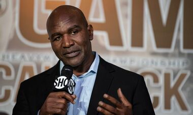 «Он будет много терпеть». Холифилд назвал победителя реванша Усик – Фьюри