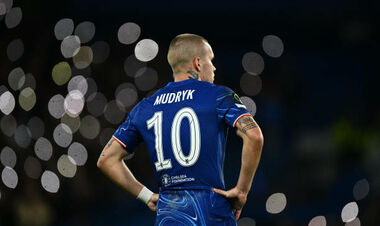 ФОТО. И пусть скандалы подождут. Мудрик прилетел в Эр-Рияд на бой Усика