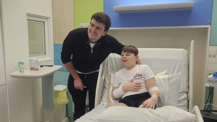 Магуайр посетил в больнице 10-летнего парня, которому ампутировали ноги