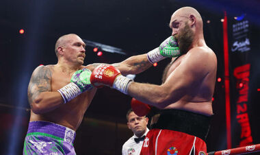 PHOTO. Tyson approached Usyk when he was on his knees after the fight