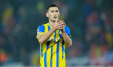 Stepanenko played 370 matches in the UPL and came in eighth place. Who is the leader?