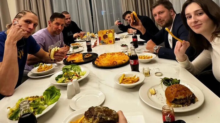 ФОТО. Мудрик, Шаблій, дочка президента Полісся – компанія після бою Усика