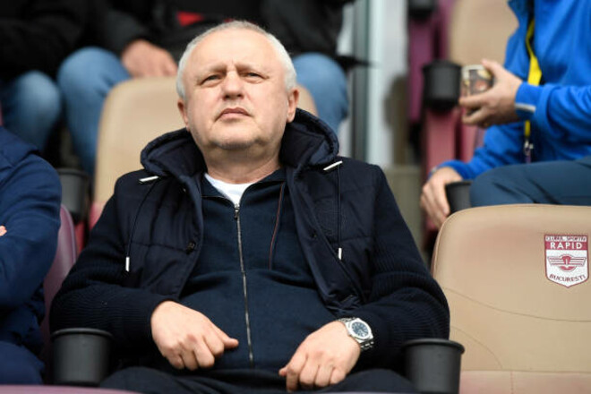 ФОТО. «Дед в деле». Суркис впервые вышел в люди с внуком