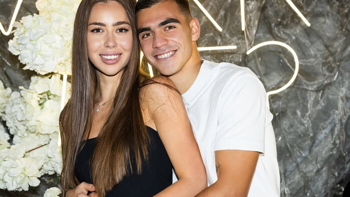 ФОТО. Динамівець відправляє дорогі подарунки дружині навіть на відстані