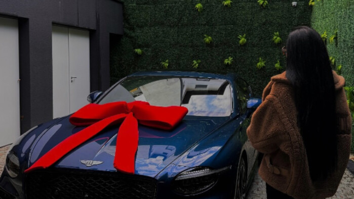 ФОТО. Десятки мільйонів. Ексзахисник Динамо подарував дружині шикарне авто