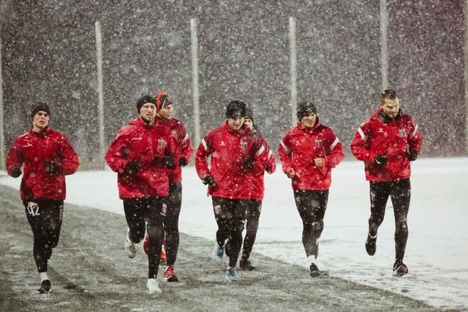 ФОТО. Обильный снегопад. Верес провел тренировку на заснеженном поле базы