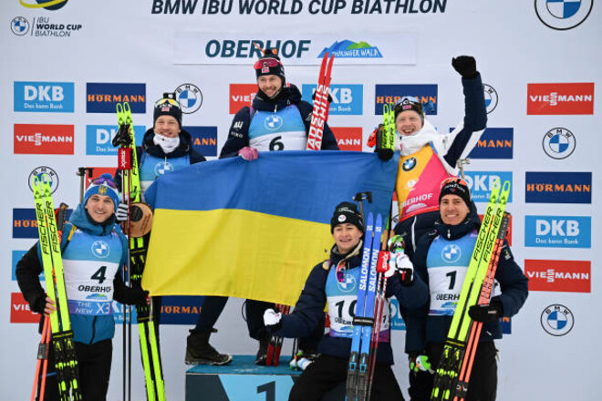 ФОТО. Участники цветочной церемонии развернули флаг Украины после гонки