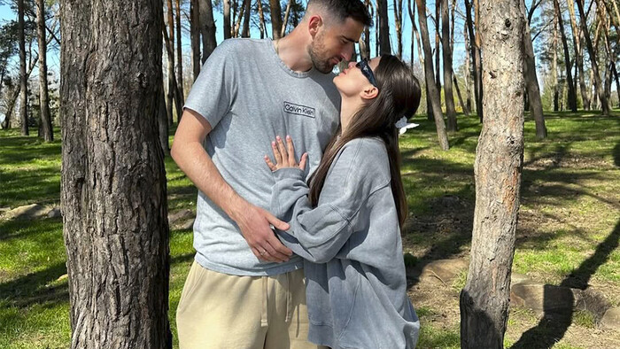 ФОТО. Футболіст збірної України приємно порадував дружину. Що подарував?