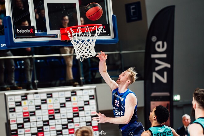 Наши за границей. Пустового на паркете не было и Ховентуд уступил