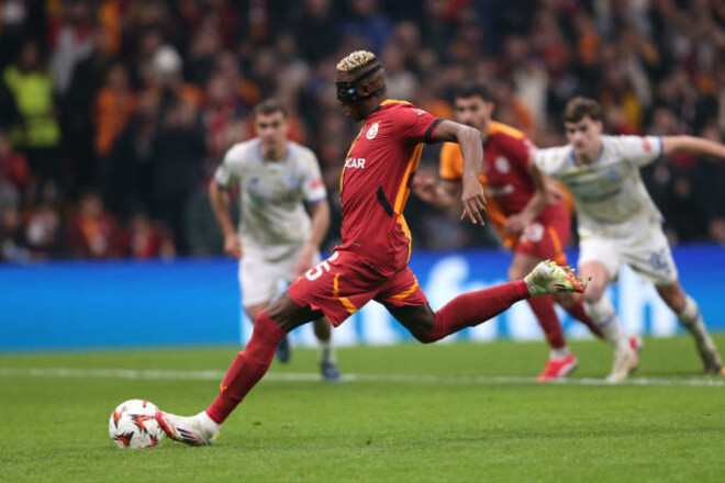 ВІДЕО. Осімхен забив пенальті. Суддя видалив Їлмаза, а після VAR передумав