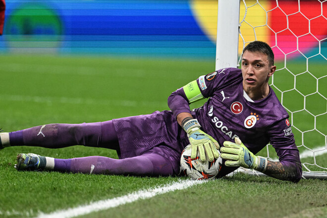 Фаны Галатасарая освистали кипера Муслеру за матч с Динамо. Он им ответил