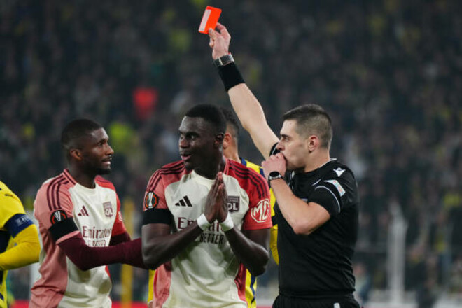 Фенербахче – Лион – 0:0. VAR заменил удаление на желтую. Видеообзор матча