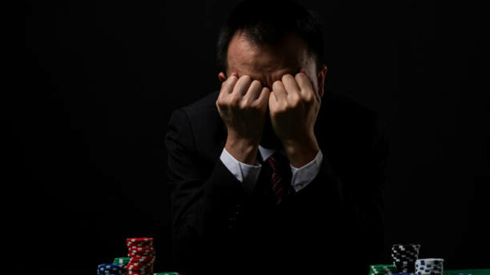 Заместитель директора школы проиграл деньги малообеспеченных в Aviator