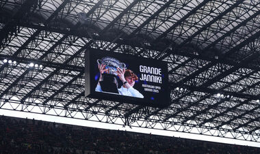 PHOTO. Sinner was congratulated at the legendary stadium during a football match