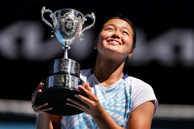 Наследники Осаки и Федерера. Кто выиграл трофеи на юниорском Aus Open 2025?