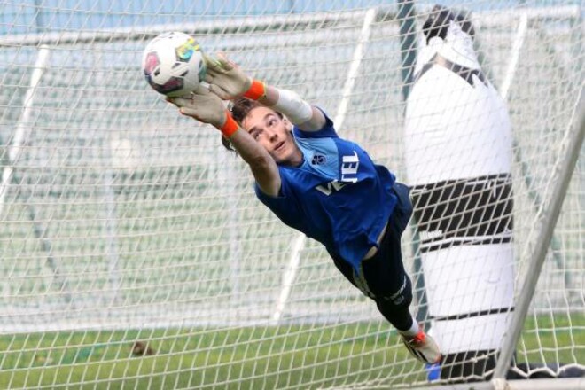 Конкурент для Лунина? Реал активно следит за талантливым вратарем