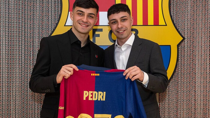 ФОТО. Родной брат Педри очень похож на него. Как две капли воды