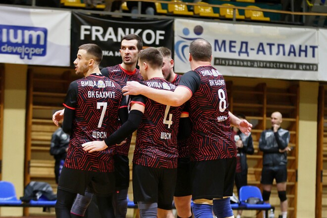Непобедимый Бахмут. В высшей лиге по волейболу определились пары плей-офф
