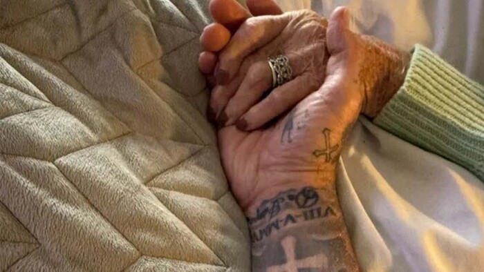 ФОТО. Невероятная история. Бекхэм секретно проведал умирающую портье МЮ