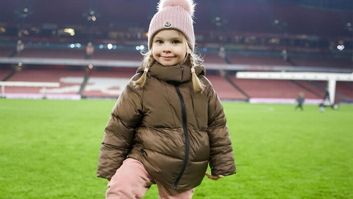 ФОТО. Милота дня. Дочка Зінченка в ролі батька на Емірейтс