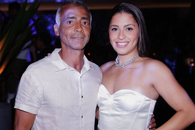 ФОТО. На 38 років молодша. У легенди футболу нова дівчина